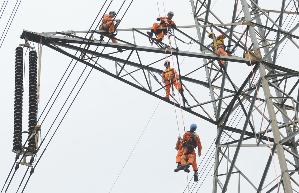 Technicians of state utility PLN take part in an exercise to learn what do in case of emergencies in Depok / Antara Photo/Teresia May